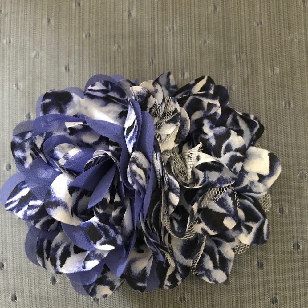 White House black market hair clip/pin on